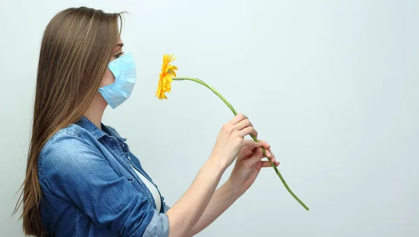 Profil Portrétu Ženy Lékařské Masce Očichávající Žlutou Květinu Izolovaný Portrét — Stock fotografie