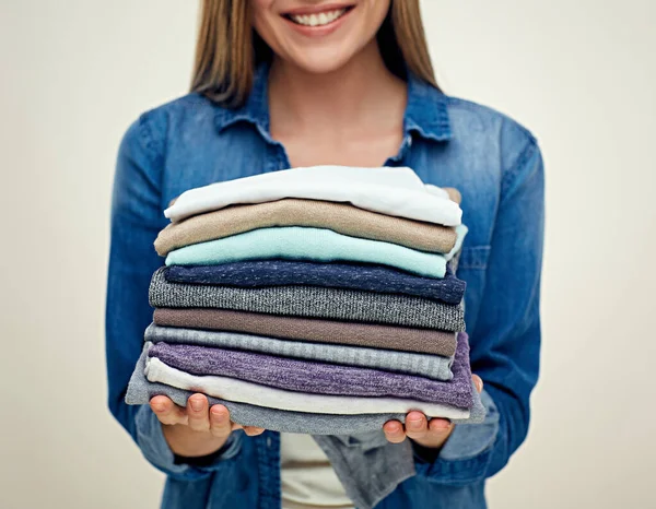 Concepto Lavandería Mujer Sonriente Sosteniendo Una Pila Ropa Doblada Retrato —  Fotos de Stock