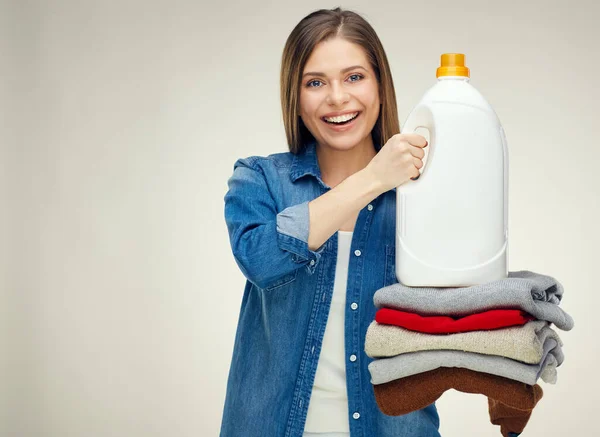 Mulher Segurando Pilha Roupas Dobrada Com Detergente Branco — Fotografia de Stock