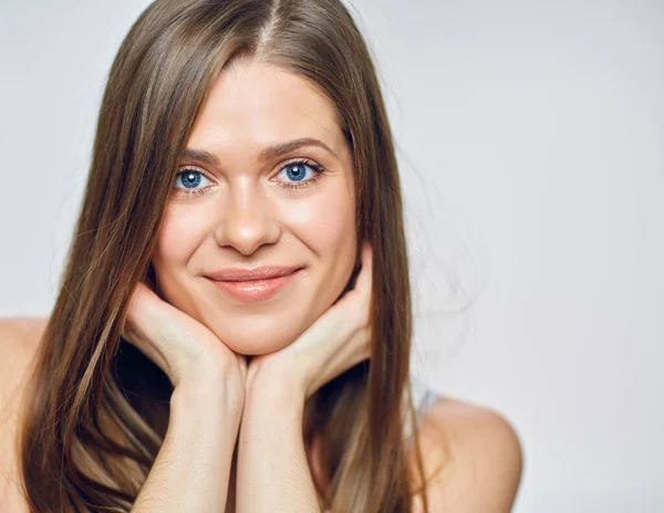 Close Gezicht Portret Van Lachende Vrouw Geïsoleerd Atelierportret — Stockfoto