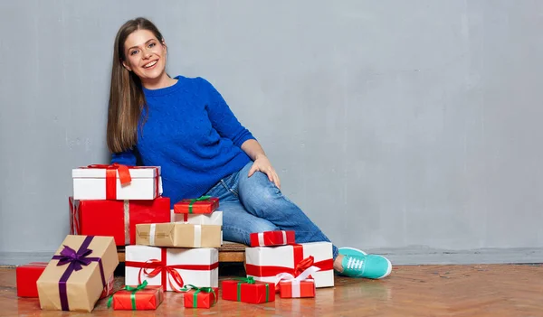 Gelukkige Vrouw Zittend Vloer Met Een Hoop Geschenkdozen Grijze Muur — Stockfoto