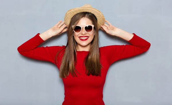 Menina Sorridente Usando Chapéu Óculos Sol Estilo Moda Retrato Fundo — Fotografia de Stock