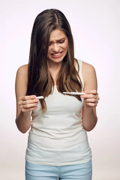 Šokovaná Holka Drží Těhotenský Test Izolovaný Portrét Bílém — Stock fotografie