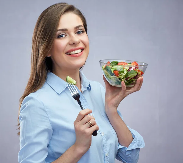 Glimlachende Jonge Vrouw Met Glazen Slakom Vork Studio Geïsoleerd Portret — Stockfoto