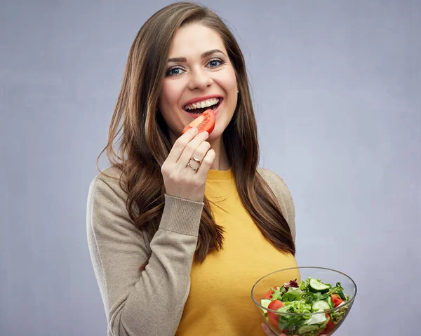 Een Vrouw Die Salade Eet Uit Een Glazen Kom Geïsoleerd — Stockfoto