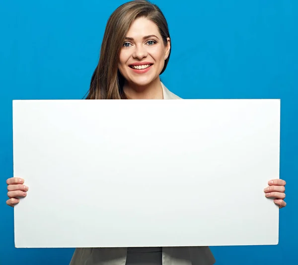 Een Glimlachende Vrouw Met Een Wit Reclamebord Blauwe Achtergrond — Stockfoto