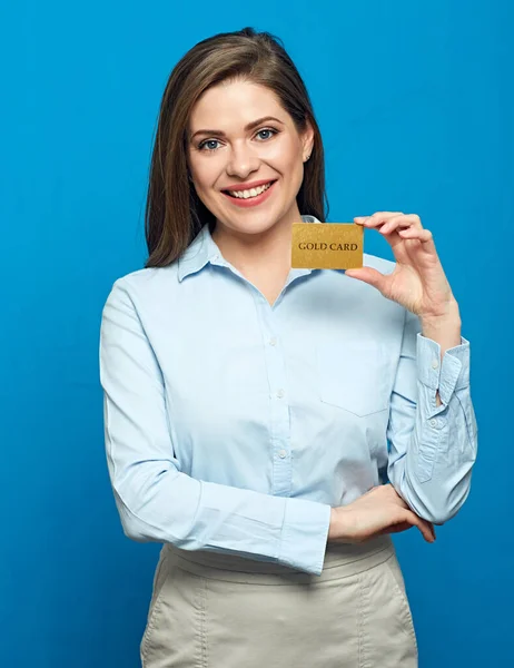 Leende Affärskvinna Som Visar Bankkort Blå Bakgrund — Stockfoto
