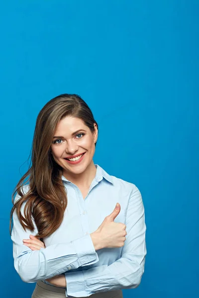 Mavi Gömlekli Mutlu Kadını Başparmağını Kaldırıyor Gülümseyen Çalışan Stüdyo Resmi — Stok fotoğraf