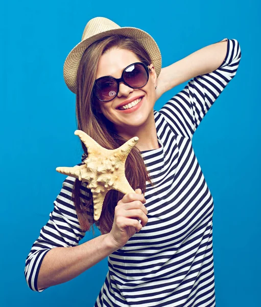 微笑的女人穿着条纹衬衫 太阳镜和带着海星的帽子 暑假的概念 — 图库照片