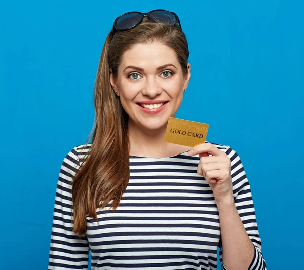 Žena Držící Kreditku Holka Pruhované Košili Modrý Portrét Pozadí — Stock fotografie