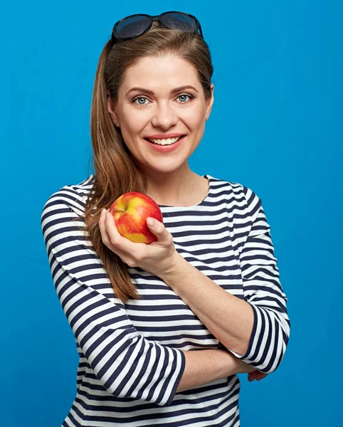 Uśmiechnięta Kobieta Zdrowymi Zębami Trzymająca Czerwone Jabłko Portret Niebiesko — Zdjęcie stockowe