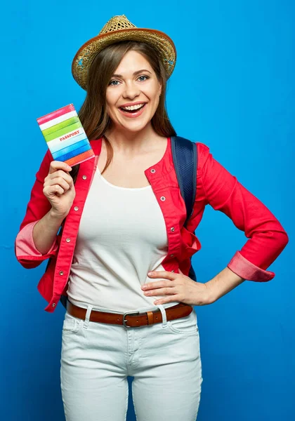 旅行パスポートを保持するためのバックパックを持つ女性 — ストック写真