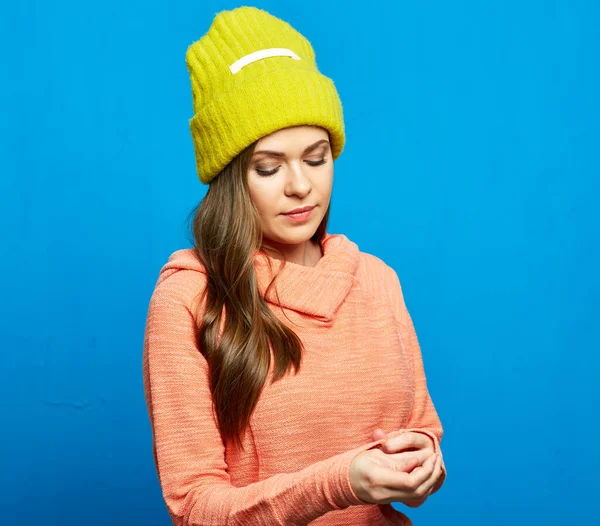 분홍색 후드와 노란색 스포츠 배경에 모자를 여자의 — 스톡 사진