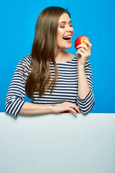 Усміхнена Жінка Кусає Червоне Яблуко Білий Банер Пробілом Копіювання Нижче — стокове фото