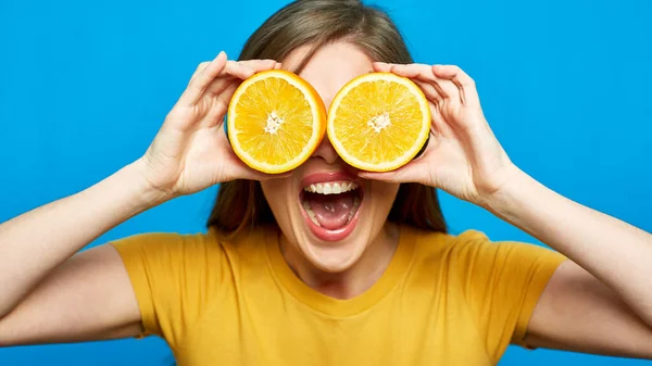 Mujer Sosteniendo Naranjas Delante Los Ojos Estudio Retrato Aislado Azul — Foto de Stock