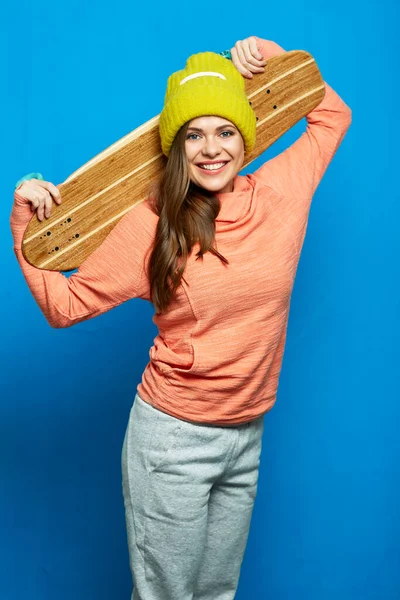 Friska Och Skönhet Flicka Håller Skateboard Porträtt Blå Vägg Tillbaka — Stockfoto