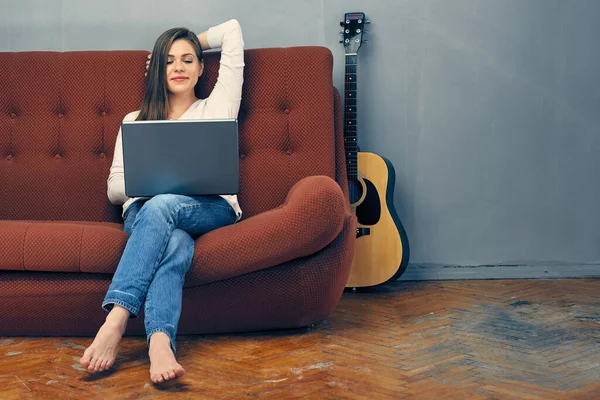 Giovane Donna Seduta Sul Divano Con Computer Portatile — Foto Stock