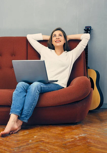 Femme Relaxante Avec Ordinateur Portable Maison Travail Détente Maison — Photo