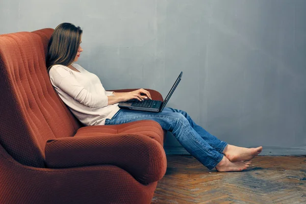 Femme Heureuse Reposant Sur Canapé Avec Ordinateur Portable Travail Détente — Photo