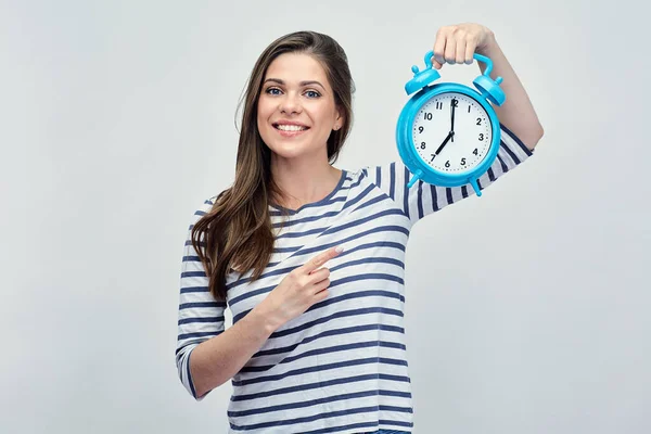 Glimlachende Vrouw Met Grote Wekker Wijzende Vinger Geïsoleerd Portret Met — Stockfoto