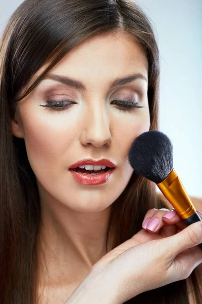 Hermosa Mujer Usando Cepillo Para Maquillar Aplicación Retrato Aislado — Foto de Stock