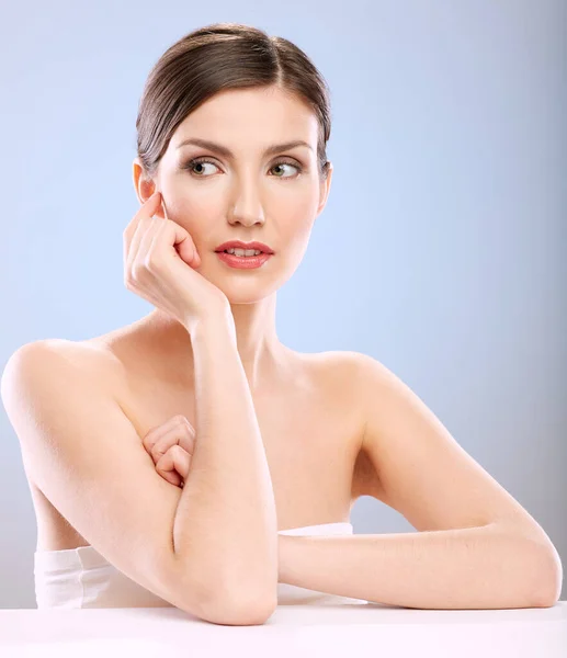 Hermosa Mujer Con Piel Natural Mirando Hacia Otro Lado Concepto —  Fotos de Stock