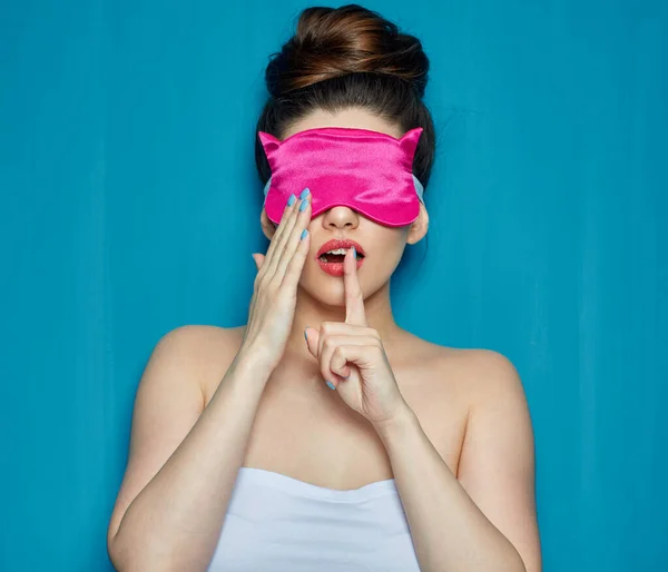 唇の前には睡眠マスクをした女性が指を握っていた 不眠症の概念女性の肖像画 — ストック写真