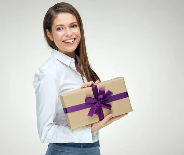 Χαμογελαστή Επιχειρηματίας Που Κρατάει Κουτί Δώρου Άσπρο Φόντο Στούντιο Απομονωμένο — Φωτογραφία Αρχείου