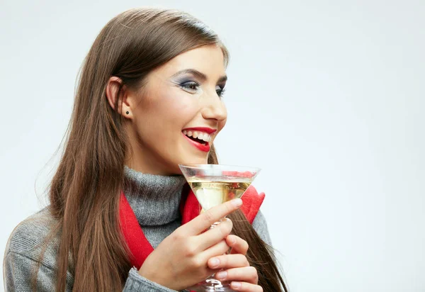 Menina Sorridente Vestindo Cachecol Vermelho Segurando Bebida Alcoólica Coquetel — Fotografia de Stock