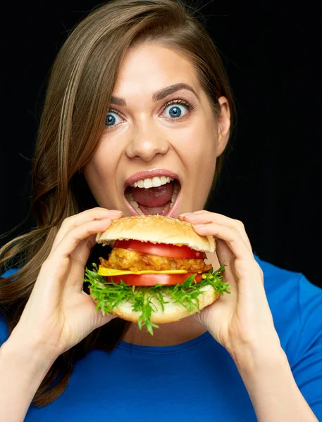 Femme Mangeant Cheeseburger Portrait Isolé Sur Noir — Photo