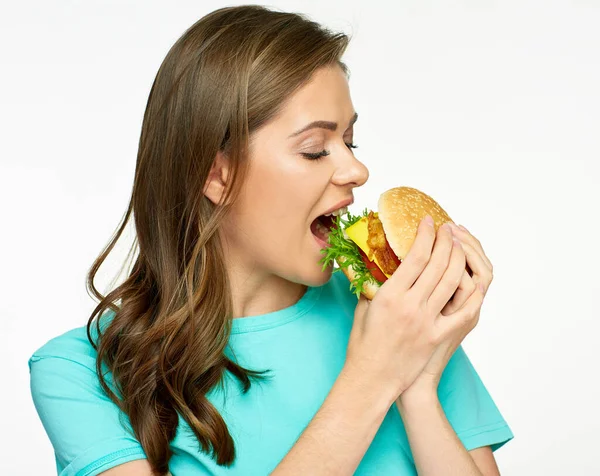 Vrouw Die Fastfood Burger Eet Geïsoleerde Close Vrouwelijk Portret — Stockfoto