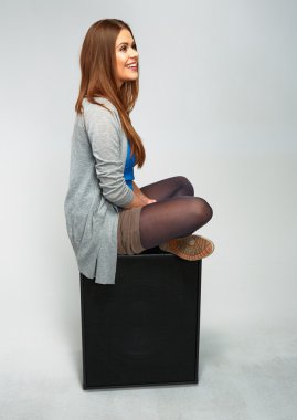 genç kadın gitar amplifikatör üzerinde oturma.