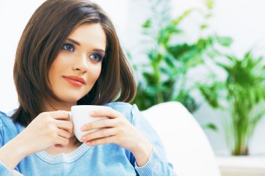 Evde kahve içen kadın..