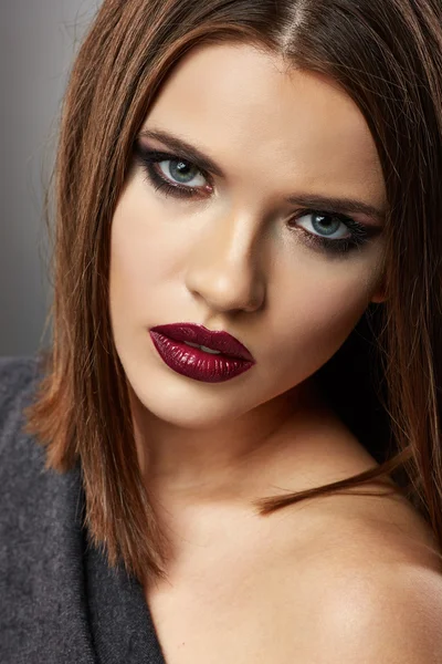 Modelo Beleza lábios vermelhos . — Fotografia de Stock