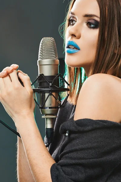 Model with evening make up singing — Stock Photo, Image