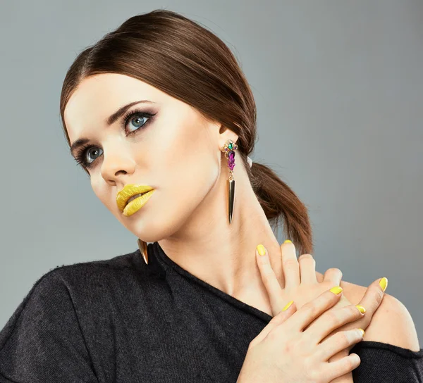 Mujer con labios amarillos —  Fotos de Stock