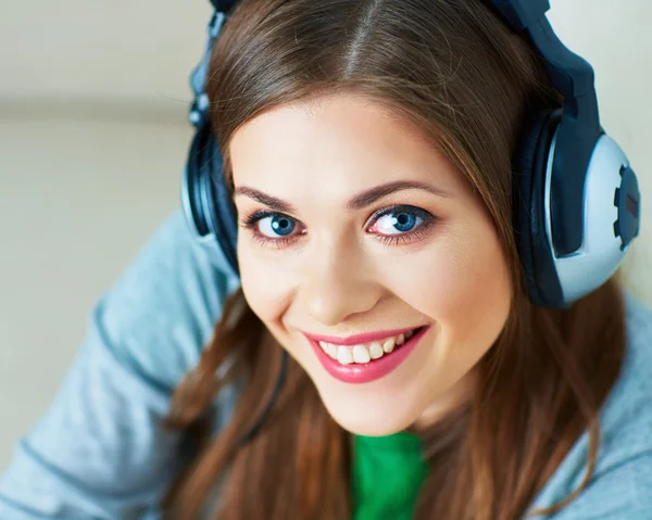 Woman listening music in headphones. — Stock Photo, Image