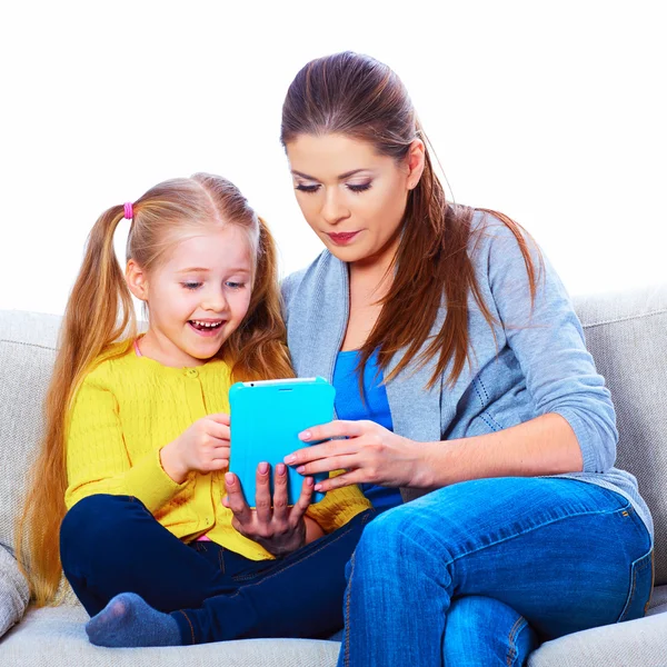 Éducation à domicile des enfants avec tablette PC . — Photo