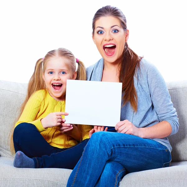 Mulher sorridente com menina segurando cartão em branco . — Fotografia de Stock