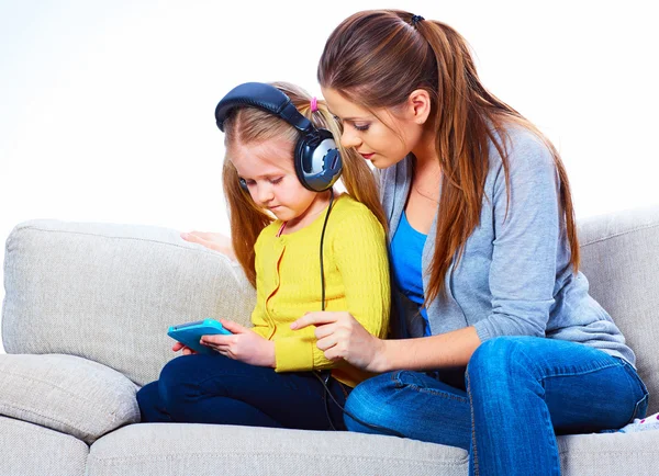 Mãe e filha brincam com tablet PC . — Fotografia de Stock