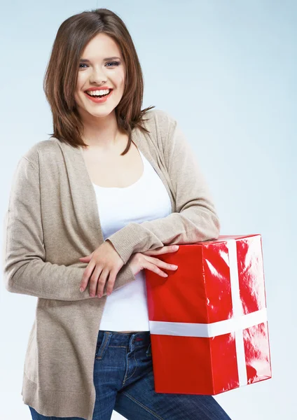Femme heureuse tenant boîte-cadeau . — Photo