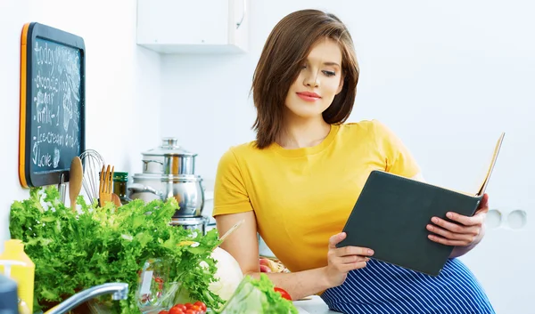 Retrato de jovem cozinheira na cozinha . — Fotografia de Stock