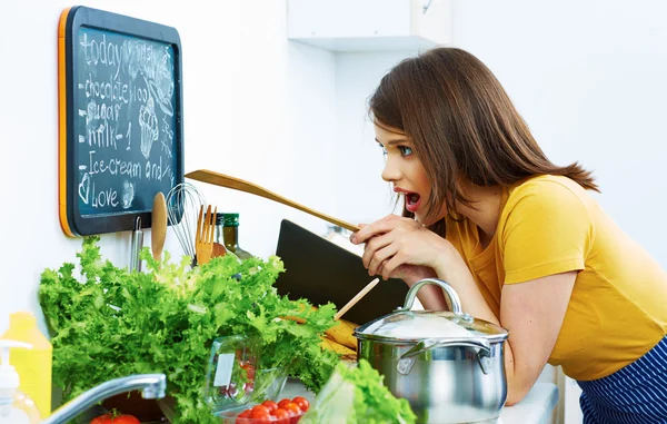 Mulher na cozinha Reed menu e cozinhar — Fotografia de Stock