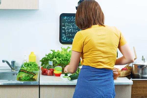 野菜を調理する台所の女性. — ストック写真