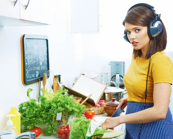 野菜を調理する台所の女性. — ストック写真