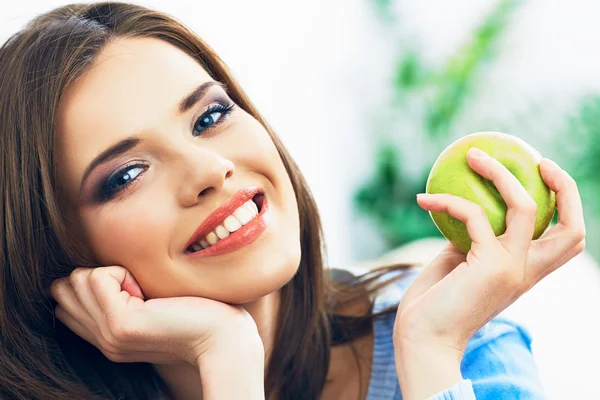 Young woman hold green apple. — Stock Photo, Image