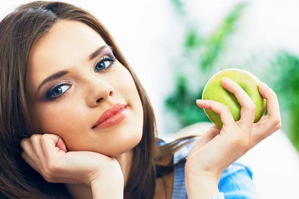 Молода жінка тримає зелене яблуко . — стокове фото