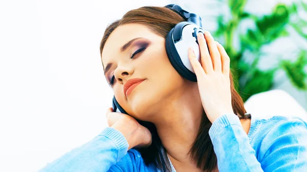 Chica escuchando música con auriculares . — Foto de Stock