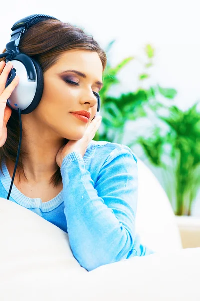 Young woman listening music — Stock Photo, Image