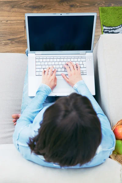 Frau arbeitet zu Hause am Laptop. — Stockfoto